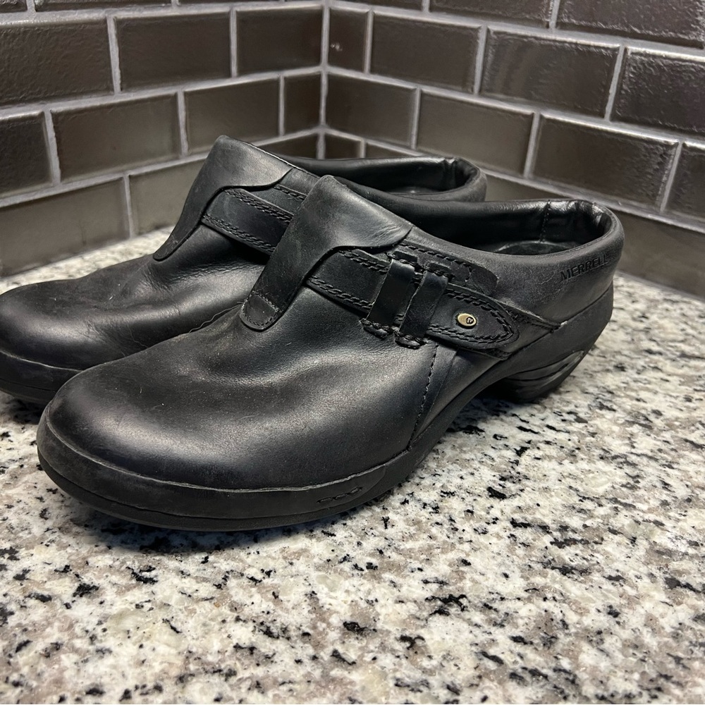 Merrell Women’s black leather clogs, sz 10.5